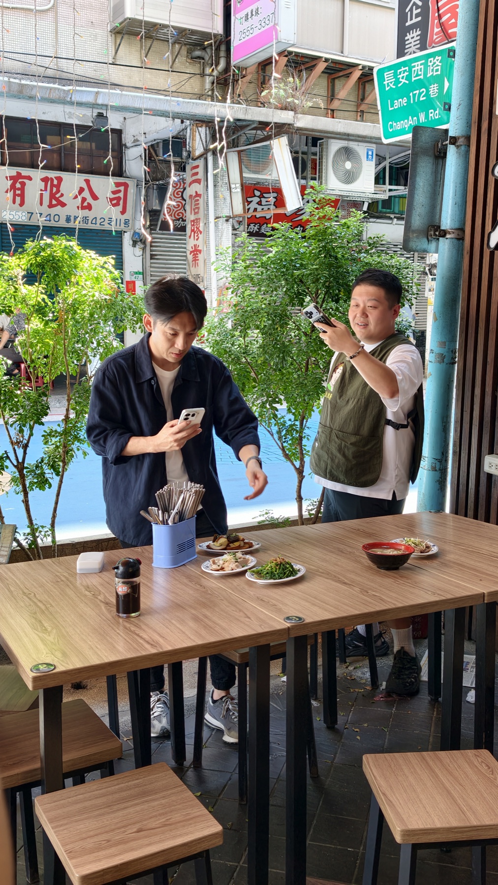 Nick 在餐飲現場使用手機觀察與拍攝
